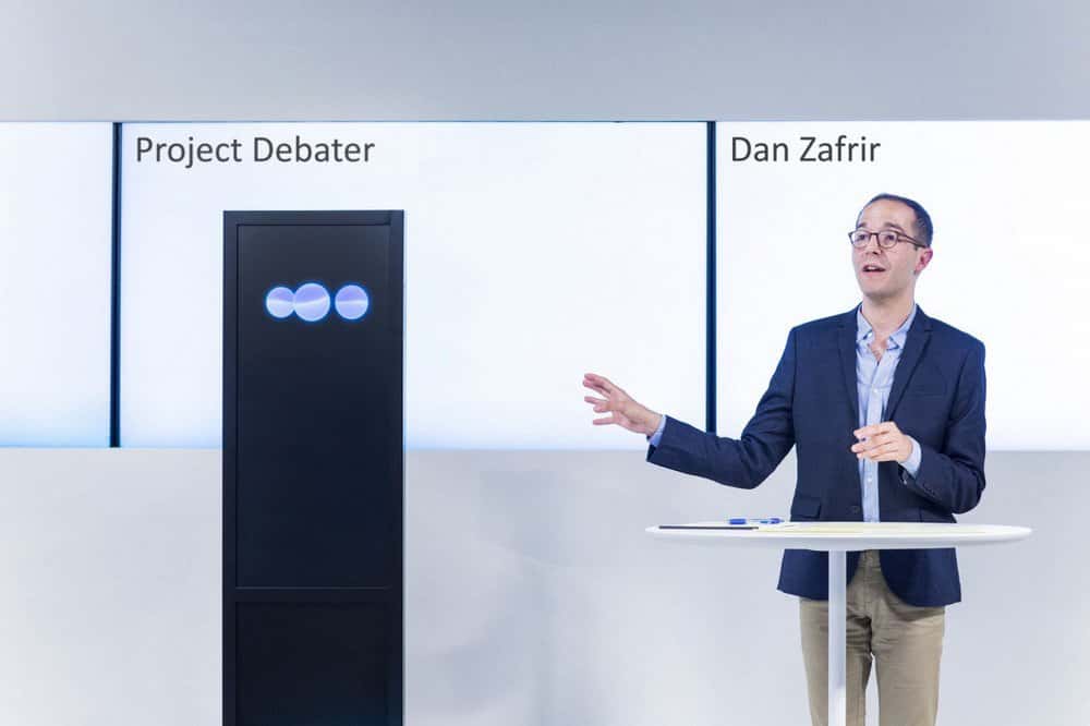 Image extraite du débat organisé entre <em>Project Debater</em> et l’expert Dan Zafrir. © IBM Research