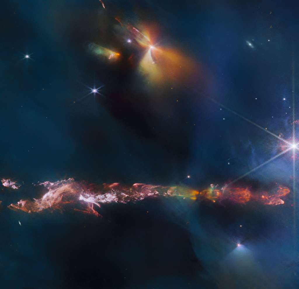 Dans la moitié inférieure de l’image, l’objet HH 797 issu d’une étoile nouvellement née dans le nuage moléculaire de Persée. L’image a été renvoyée par le télescope spatial James-Webb et elle révèle quelques secrets sur la région. © ESA/Webb, Nasa & CSA, T. Ray (Dublin Institute for Advanced Studies)