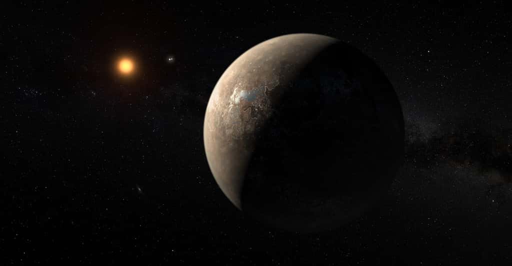 La naine rouge Proxima du Centaure est l’étoile la plus proche de notre Système solaire. Sur cette vue d’artiste, c’est l’exoplanète <em>Proxima b</em> qui est présentée. Avec entre la planète et son étoile, le système d’étoiles doubles <em>Alpha Centauri AB</em>. Mais c’est de l'existence d’une deuxième exoplanète autour de Proxima du Centaure que des astronomes pourraient aujourd’hui avoir obtenu confirmation. © M. Kornmesser, ESO