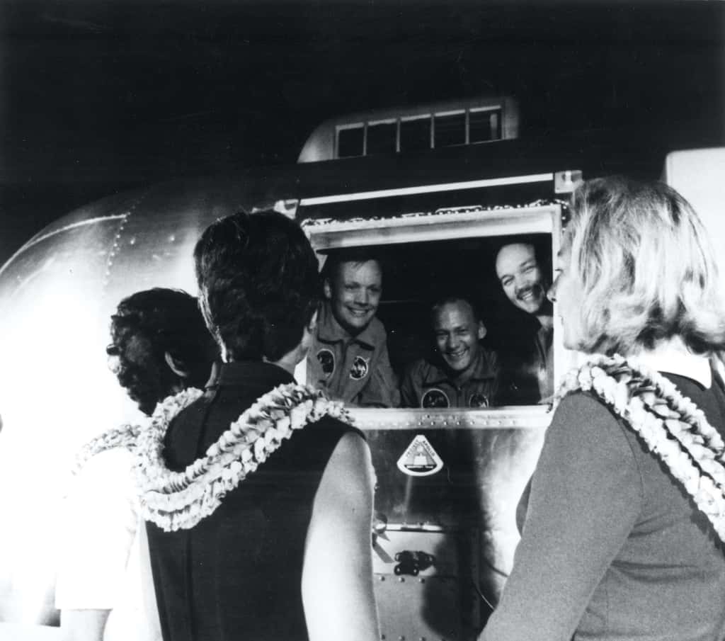 À leur retour sur Terre, les astronautes d’Apollo 11 sont passés par une quarantaine de 21 jours. Michael Collins, ici à droite de la fenêtre, et son épouse, Pat Collins, à gauche. © Nasa
