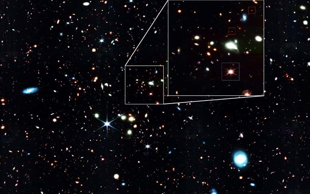 Une image Eiger-JWST du quasar lumineux J1148+5251, un trou noir supermassif actif extrêmement rare de 10 milliards de masses solaires – dans l’encadré bleu. Et deux « bébés quasars » – dans les encadrés rouges. © Nasa, ESA, CSA, J. Matthee (ISTA), R. Mackenzie (ETH Zurich), D. Kashino (Observatoire national du Japon), S. Lilly (ETH Zurich)