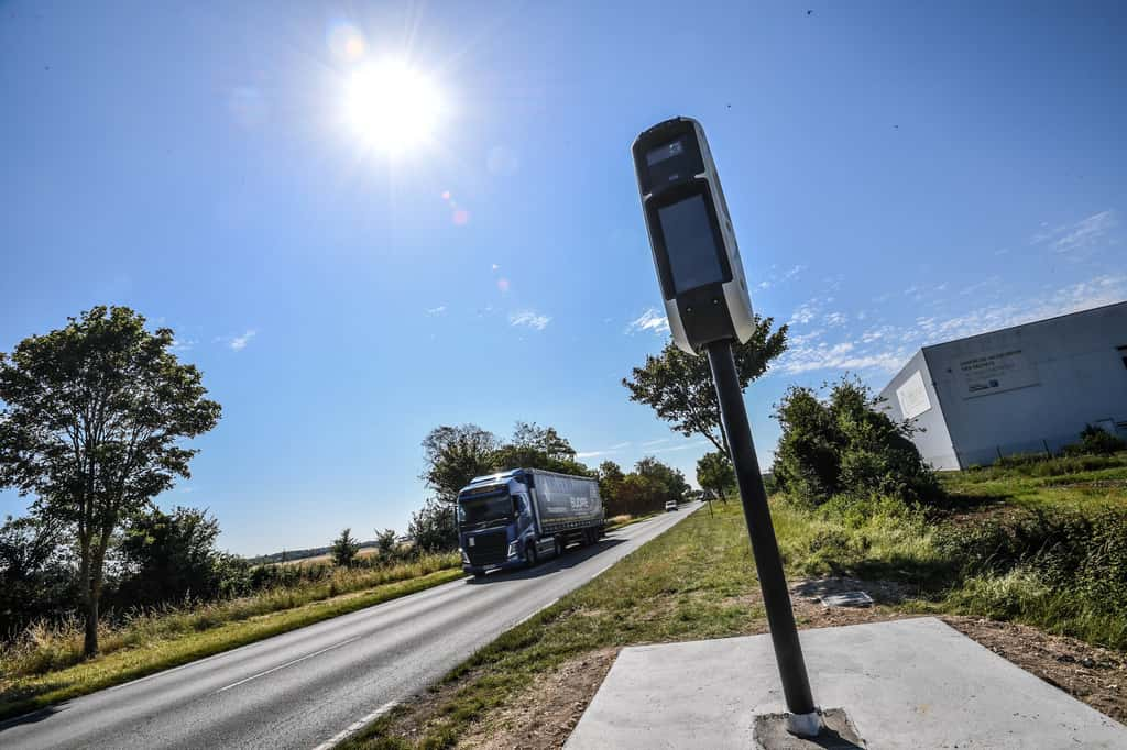 Dès 2025, prioritairement en zone urbaine, les radars vont être dotés de systèmes performants, nourris d'IA, qui permettront de détecter des infractions sur 100 mètres et 5 voies de circulation simultanément. © Xavier LEOTY, AFP