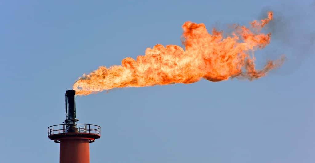Le torchage consiste à brûler l'excédent de gaz dont on ne veut pas, une technique qui émet d'importantes quantités de CO<sub>2</sub> dans l'atmosphère. © DreanA, Adobe Stock