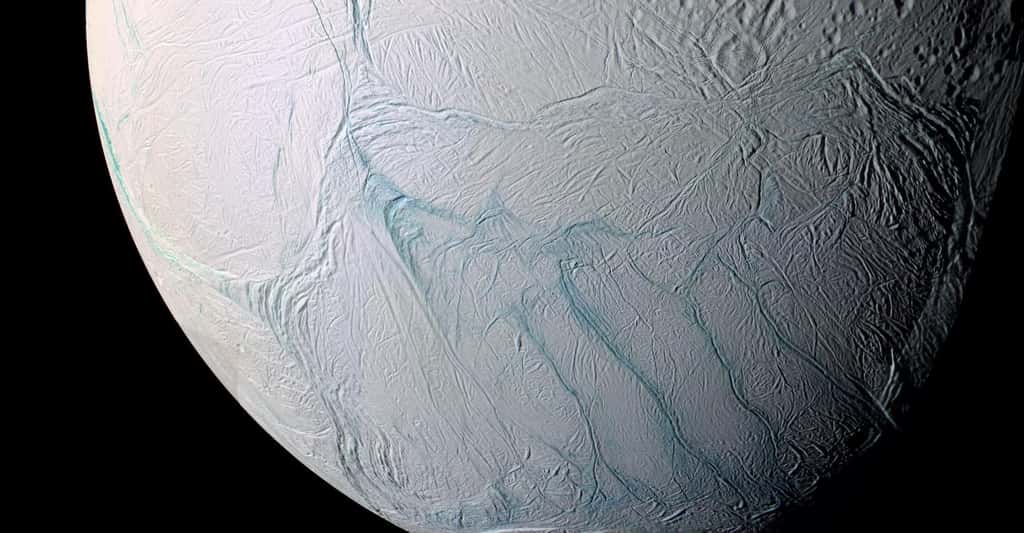 Encelade se dévoile un peu plus grâce aux nouvelles observations réalisées par le télescope James-Webb. © Nasa, Esa, JPL, SSI, Cassini Imaging Team