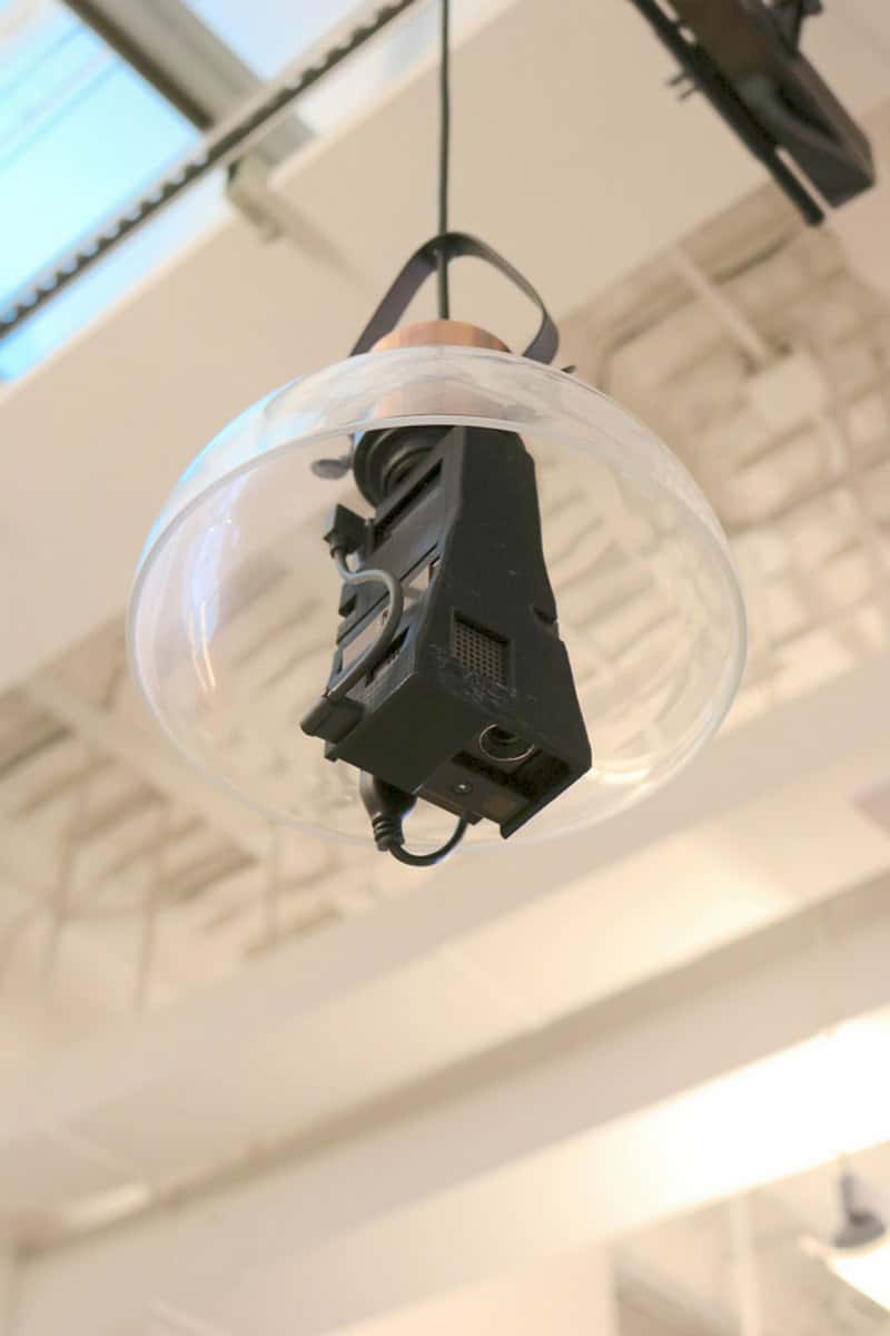 Le dispositif Desktopography se compose d’un projecteur vidéo muni d’un culot d’ampoule à vis, qui se fixe sur une douille standard au plafond. © <em>Carnegie Mellon University</em>