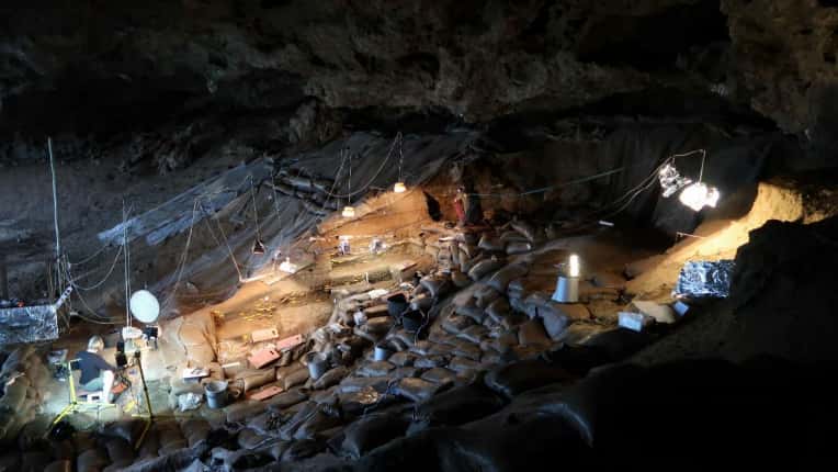 Fouilles à Border Cave conduites par l'équipe franco-sud-africaine. © Lucinda Backwell