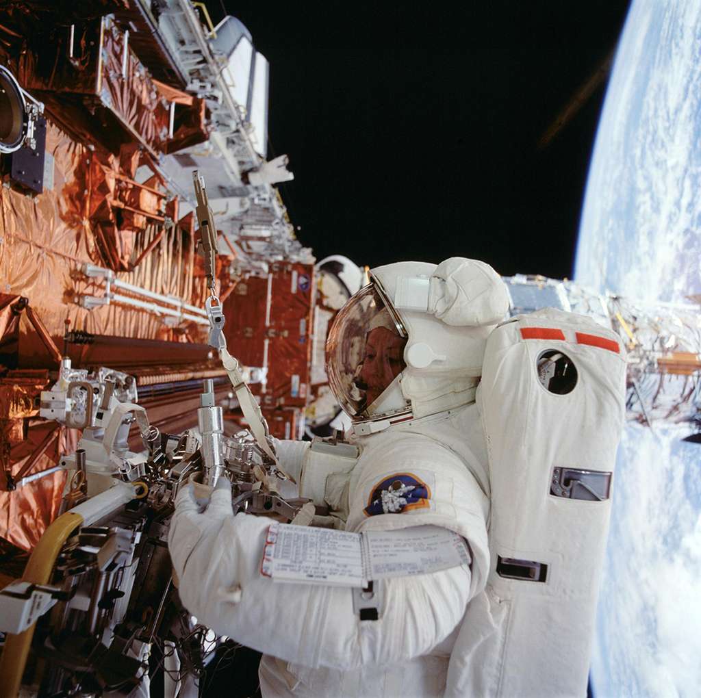 L’astronaute Kathryn Thornton alors qu’elle travaille sur le télescope spatial Hubble en 1993. © Nasa