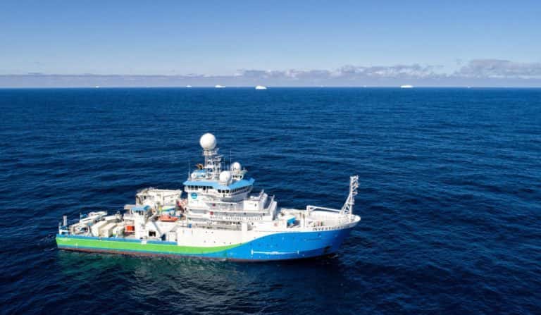 Les échantillons ont été prélevés à bord d’un navire océanographique australien, le <em>Research Vessel Investigator</em>, alors qu’il naviguait vers le sud, de la Tasmanie aux limites glacées de l’Antarctique. © Kendall Sherrin, CSIRO