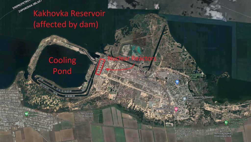 Pour bien comprendre la configuration du site de la centrale nucléaire de Zaporijia : la position des réacteurs à côté d’un réservoir de refroidissement <em>(cooling pond)</em> actuellement plein et du réservoir plus vaste dépendant du barrage de Kakhovka. © Société française d’énergie nucléaire
