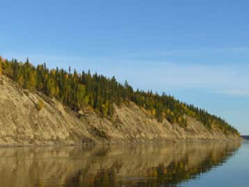 Le fleuve Mackenzie s'écoule vers la mer de Beaufort dans l'océan Arctique. Avec ses 1.738 km, il représente le plus long fleuve du Canada. © GET/Emilie Beaulieu