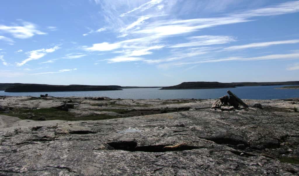 Les plus vieux fossiles ont-ils été trouvés au Québec ? La découverte en 2008 de roches vieilles de 4,28 milliards d’années a repoussé de 300 millions d’années l’âge des plus anciens vestiges de la croûte terrestre. On les a trouvées dans le nord du Québec, le long de la côte de la baie d’Hudson, à 40 km au sud d’Inukjuak, dans une région baptisée « Ceinture de roches vertes de Nuvvuagittuq ». La découverte a été faite par Jonathan O’Neil et Don Francis, de l’université McGill, en compagnie de leurs collègues Richard W. Carlson (Carnegie Institution for Science de Washington, D.C.) et Ross K. Stevenson, professeur à l’université du Québec, à Montréal (UQAM). À présent, des chercheurs affirment y avoir découvert des microfossiles âgés d'au moins 3,77 milliards d'années. © Université McGill