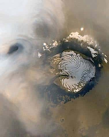 Image publiée lors de la célébration du dixième anniversaire de Mars Global Surveyor, représentant le pôle nord martien. Crédit Nasa