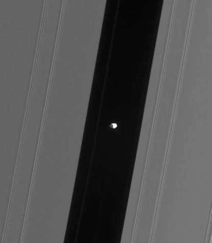 La petite lune Pan dans la division d'Encke (agrandissement). © Nasa-JPL