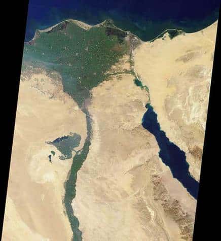 Partie nordique du Nil capturée par le <em>Multi-angle Imaging Spectroradiometer </em>(MISR) le 30 janvier 2001. Le Nil est le plus long fleuve au monde : prenant sa source dans les montagnes d'Afrique de l'est, il s'étend jusqu'à 6700 km.<br />Crédits : NASA/GSFC/JPL