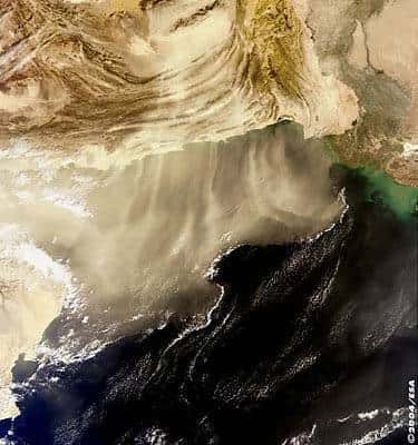Cette image d'une tempête de poussière et de sable donnant l'assaut au Pakistan, a été acquise par l'instrument MERIS en moyenne résolution le 13 décembre 2003. Crédit ESA.