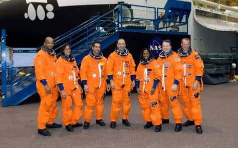 L'équipage de Discovery. De gauche à droite: Robert L. Curbeam, spécialiste de mission; Sunita L. Williams, ingénieur de vol Expedition 14; William A. Oefelein, pilote; Mark L. Polansky, commandant; Joan E. Higginbotham, Nicholas J.M. Patrick et l'astronaute de l'ESA Christer Fuglesang, tous spécialistes de mission. Crédit NASA.