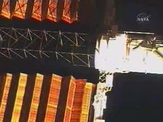 Tentative de rétraction des panneaux solaires de l'ISS. Crédit NASA.