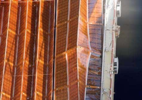 Gros plan sur le détail qui fâche: plusieurs éléments du panneau solaire apparaissent mal repliés, ce qui obligera la NASA à programmer une sortie supplémentaire. Crédit NASA.