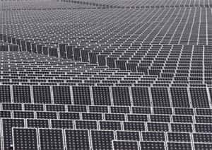 Répartis sur trois sites, les 57 600 panneaux solaires du Bavaria Solarpark, dans le sud de l'Allemagne, en Bavière, offrent au soleil une surface 250 000 mètres carrés et fournissent 10 MW.