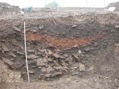 Une couche rougeâtre, riche en éléments fondus, surmonte un niveau noirci : voilà un exemple de la « couche 4000 », en Charente, dans un fossé datant du Néolithique final (fouilles de Claude Burnez. Crédit : Marie-Agnès Courty