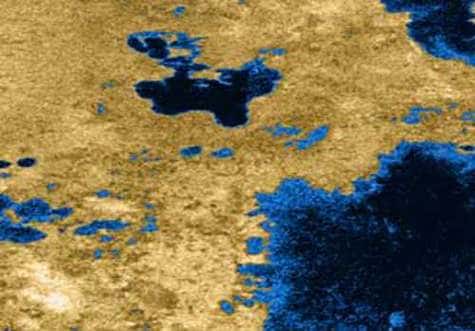 Cette image radar en fausses couleurs montre des lacs à la surface de Titan. L'intensité de la couleur est proportionnelle à la puissance du signal réfléchi. Crédit NASA/JPL/USGS.