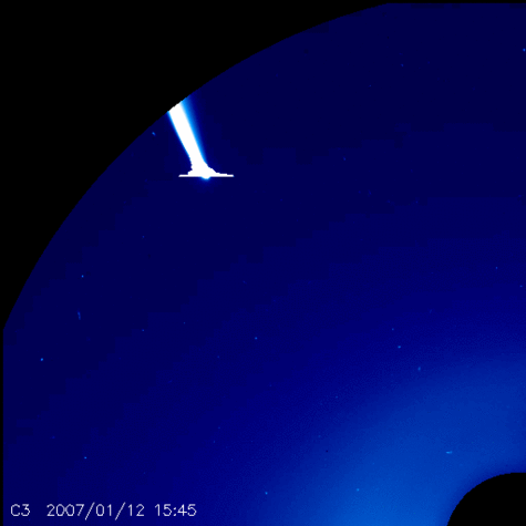 L'une des premières images, brute, prises par le coronographe Lasco C3 le 12 janvier 2007 à 15 h 45 TU. Malgré le filtre bleu, la comète a complètement saturé le détecteur. Crédit : Esa/Nasa