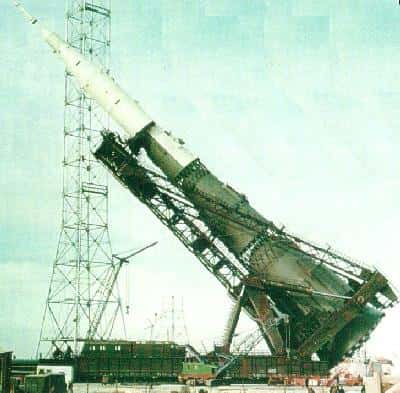 Le lanceur soviétique N1, de taille et masse comparables à la fusée Saturne 5 américaine, était acheminée horizontalement sur son pas de tir. Crédit RKK-Energya.