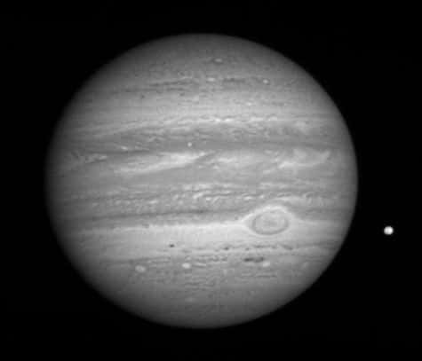 Image de Jupiter transmise par New Horizons le 8 janvier 2007 depuis une distance de 81 millions de kilomètres. La Grande Tache Rouge est visible, ainsi que le satellite Io à droite. Crédit NASA/Johns Hopkins University Applied Physics Laboratory/Southwest Research Institute.