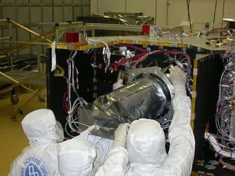Installation de l'instrument Lorri sur New Horizons. Crédit NASA.