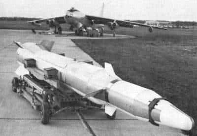 Missile Bold Orion prêt à être installé sous un B47 Stratojet en 1959. Crédit US Army.