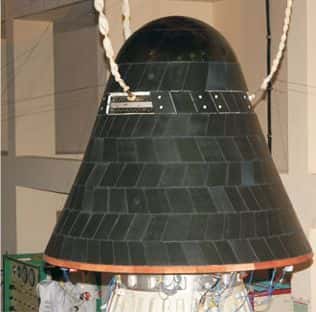 Le satellite SRE-1 en phase d'essais. Les "tuiles" de protection thermique sont ici bien visibles. Crédit ISRO.