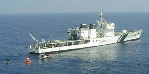Navire garde-côtes chargé de la récupération. Crédit ISRO.
