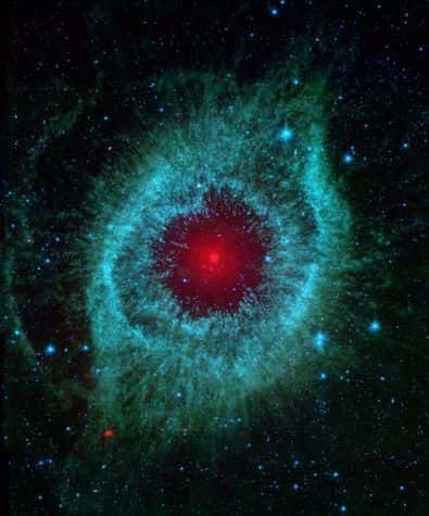 La nébuleuse Helix, vue par le télescope spatial Spitzer en infrarouge. Crédit NASA.