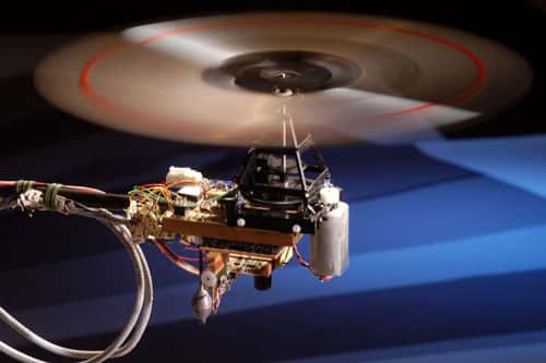 Voici Octave, un micro-hélicoptère qui vole grâce aux techniques de pilotage inventée par les insectes. &copy; H. Raguet/CNRS Photothèque
