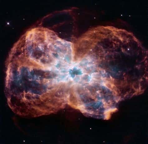 Observée en fausses couleurs par l'instrument WFPC 2 de Hubble ; la nébuleuse NGC 2440 montre un nuage de gaz et de poussières qui s'étend sur une année-lumière. Au centre, on repère la naine blanche, reste de l'étoile qui a explosé. Le nuage présente une structure chaotique et irrégulière : l'étoile a connu plusieurs explosions qui ont éjecté de la matière dans différentes directions et sculpté des colonnes de poussières. La couleur rouge montre l'azote et l'hydrogène, le bleu l'hélium, le vert l'oxygène. Crédit : ESA/K. Noll (STScI).