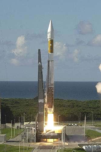 Mise à feu et décollage d'Atlas 5 le 21 août 2002.<br />Photo NASA