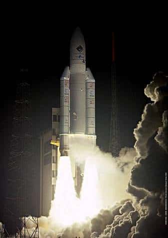 Lancement de la mission européenne Rosetta le 2 mars 2004 au moyen d'une fusée Ariane 5 depuis Kourou. Crédit ESA.