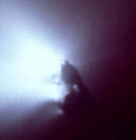 A titre de comparaison, le noyau de la comète de Halley, photographié par la sonde européenne Giotto le 13 mars 1986. Crédit ESA.