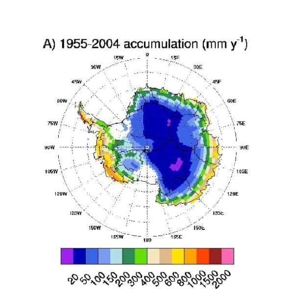 Moyenne annuelle de l'accumulation de neige sur l'Antarctique de 1955 à 2004. Lors d'une précédente étude, l'équipe avait montré qu'aucune augmentation des précipitations n'avait été enregistrée en Antarctique ces 50 dernières années.<br />Crédits : Ohio State University