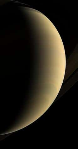 Image en contre-plongée de Saturne. Un vaste ouragan est visible au niveau du Pôle sud. Position de Cassini : 26° d'inclinaison sud par rapport au plan des anneaux. Couleurs naturelles (filtres rouge, vert et bleu). Date : 30 janvier 2007. Distance : 1,1 million de km.