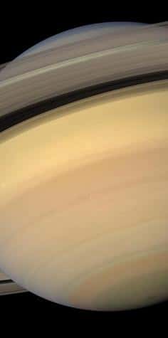 Pastels célestes. Avec ses bleus pastel, ses roses, ses verts et les ors, Saturne offre une grande diversité de couleurs et de tonalités. Position de Cassini : 19° d'inclinaison nord par rapport au plan des anneaux. Couleurs naturelles (filtres rouge, vert et bleu). Date : 3 février 2007. Distance : 1,1 million de km.