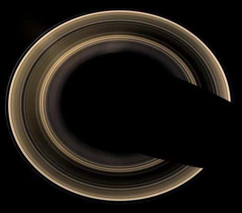 Anneau d'or. Plongée sur le monde de Saturne. Mosaïque de 27 images au-dessus du Pôle nord de la planète, sous-exposée afin de mieux montrer ses anneaux. Position de Cassini : 60° d'inclinaison nord par rapport au plan des anneaux. Couleurs naturelles (filtres rouge, vert et bleu). Date : 21 janvier 2007. Distance : 1,6 million de km.