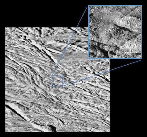 Détails de la surface d'Encelade (Crédit : NASA).