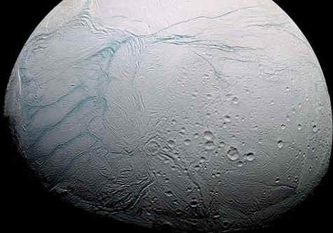 Le réseau de failles souligné en fausse couleur bleue au pôle sud d'Encelade. © Nasa