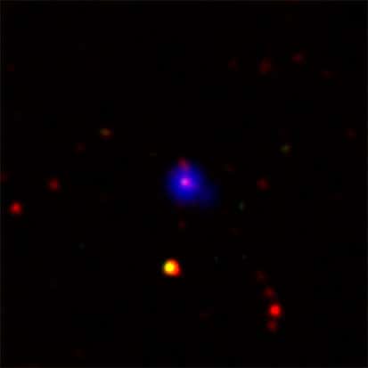 L'image montre un AGN obscurci. En bleu les rayons X, en vert le visible, en rouge <a href="//www.futura-sciences.com/news-rayonnement-infrarouge-provenance-trous-noirs_2571.php" target="_blank">l'infra-rouge</a> (Crédit : NASA).<br />