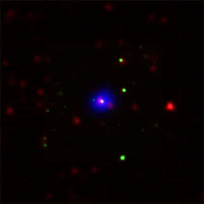 L'image montre un AGN qui n'est pas obscurci. En bleu les rayons X, en vert le visible, en rouge l'infra-rouge (Crédit : NASA).<br />