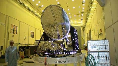 Le modèle de vol du télescope Planck sur son support au sein d'une des salles propres de l'ESTEC, après la conduite d'un test en simulateur spatial. Crédit ESA.