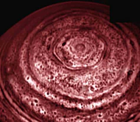 Le pôle nord de Saturne et son étrange vortex hexagonal vus à une distance de 902.000 kilomètres. Crédit NASA / JPL