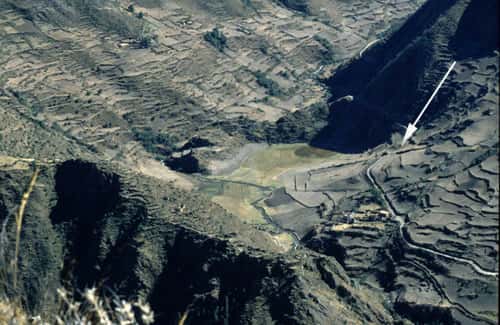 <br />Vue aérienne de la vallée couverte d'anciennes terrasses où se niche le petit lac de Marcacocha avec le chemin des Incas qui le longe (voir flèche). Nous sommes à 85 km au Nord-Ouest de Cuzco.<br />&copy; Alex Chepstow-Lusty UMR CNRS 5059<br />Tous droits réservés