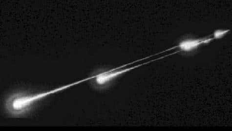 Météorite fragmentée traçant sa route dans le ciel américain le 9 octobre 1992. Crédit S. Eichmiller.